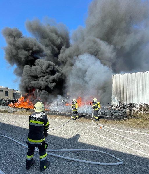 Großbrand Industriebbetrieb (Bild 2)